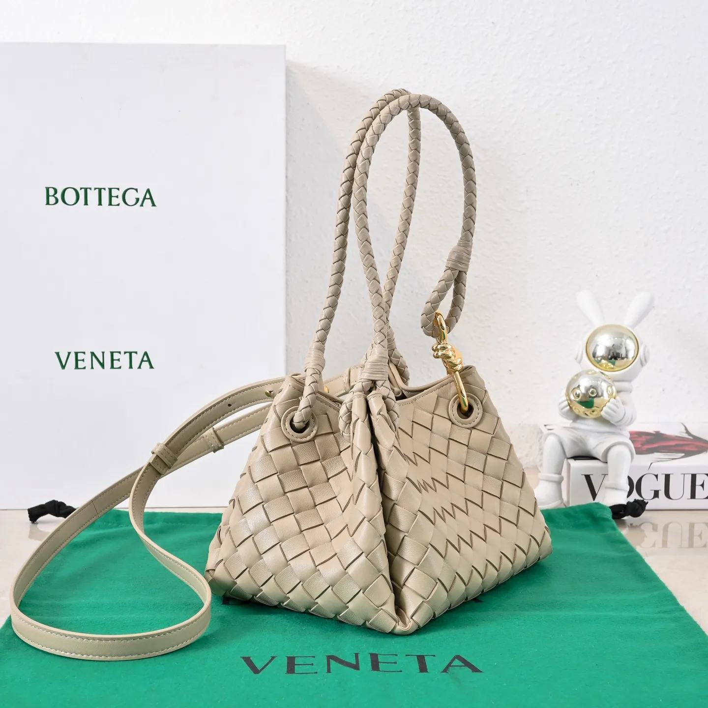 Batch 1760 BV home is new! Andiamo combines Bottega Veneta archives parachute handbags to inherit retro elements and integrate modern trends. The same style as Shu Qi's Beijing Night. It is a continuation of the classic bag. It has three functions: hand carry, shoulder and cross-body. It is embellished with metal brass knot buckles. The capacity of the small one is amazing. It can easily hold sunglasses in a box/small bottle of water/powder powder/charger and other daily necessities when going out. The upper body is versatile. Style number: 6569 Size: 21*17*16.5cm